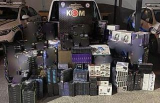 Kütahya’da bir araçta çok sayıda kaçak elektronik...