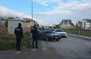 Kütahya’da otomobilin çarptığı 2 kişi yaralandı