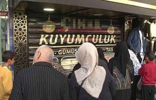Kuyumcu altınları alıp kaçtı, vatandaşlar dükkanı...