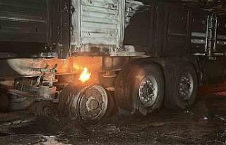 Lastikleri tutuşan tomruk yüklü tırı yanmaktan...