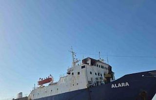 Limana bağlı yük gemisinde çıkan yangın söndürüldü