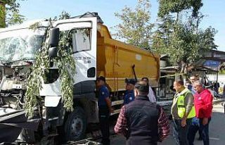 Malatya’da kontrolden çıkan hafriyat kamyonu iş...