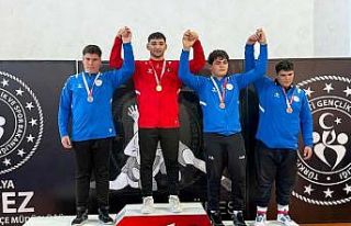 Manavgatlı güreşçilerden çifte şampiyonluk