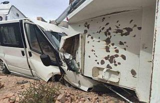 Mardin’de mucur boşaltan kamyon, park halindeki...