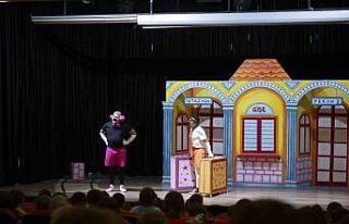 Mersin Şehir Tiyatrosu çocuklar için perdelerini...