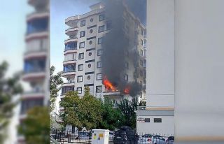 Mersin’de 9 katlı binada yangın: Alevler daireyi...