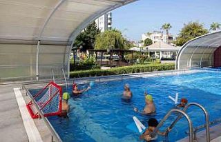 Mersin’de özel bireyler hem yüzme öğreniyor...