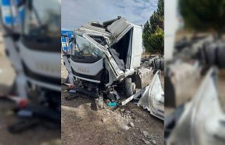 Meyve yüklü tır devrildi