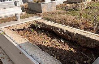 Mezar mermerlerini çalıp evinin bahçesine döşeyen...