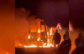 Milas’ta minibüs küle döndü