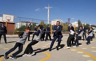 Milli Eğitim Bakanı Tekin, çocukların ip çekme...