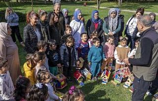 Minik ellerden kuşlara sıcak yuva