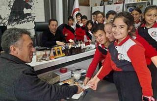 Minikler Gazze için bileklik yapıp sattı