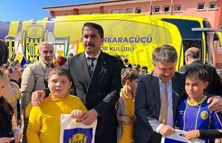 MKE Ankaragücü yöneticileri ve sporcuları öğrencilerle...