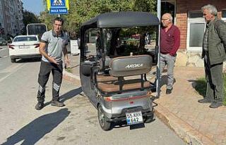 Motorlu bisiklet, yayaya yol veren otomobile çarptı:...