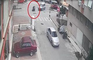 Motosiklet, hafif ticari araca çarpmamak için devrildi:...