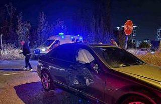 Motosiklet otomobile çarptı: 1’i ağır 4 yaralı