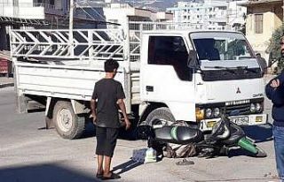 Motosikletle kamyonet çarpıştı, kaza anı kameraya...