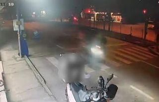 Motosikletli kuryenin çarptığı yaşlı adam kanlar...