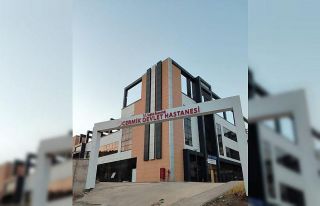 Motosikletli şahıs, araçtan indirdiği kadını...