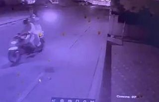 Motosikletli şüpheliler otomatik tabancayla berber...