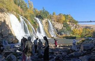 Muradiye Şelalesi’ne turist akını