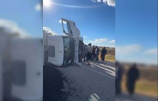 Muş’ta asfalt yüklü kamyon devrildi: 1 yaralı