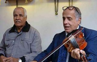 Müşterilerini müzikle karşılıyor