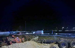 Nar yüklü TIR şarampole yuvarlandı