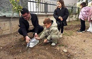 Nasıl fidan dikileceği minik öğrencilere uygulamalı...