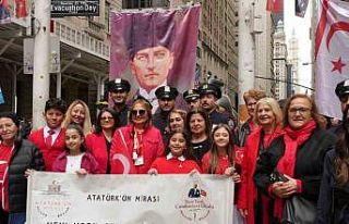 New York’ta Türk ve Amerikan bayrakları göndere...