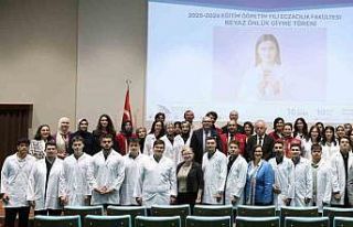 Öğrenciler beyaz önlüklerini giydi