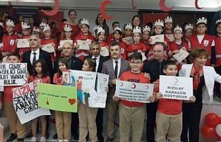 Öğrenciler, Kızılay kolluklarını taktı