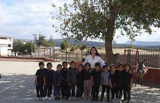 Öğretmen, çocuklara eşekle okuma yazmayı sevdirdi