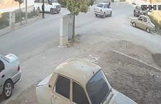 Okul servisinden indikten sonra otomobilin çarptığı...