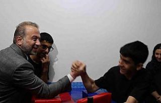 Ortaokul öğrencisinin bilek güreşine davet ettiği...