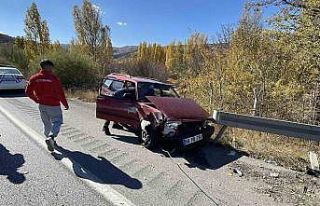 Otomobil bariyere çarptı, 1’i ağır 2 kişi yaralandı