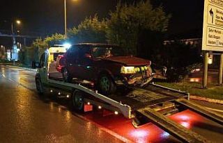 Otomobil, köprünün korkuluklarına çarptı