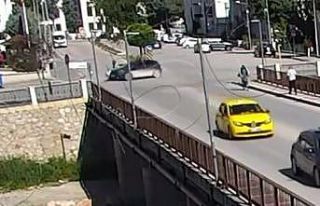 Otomobil motosikletteki anne ve 2 çocuğuna çarptı