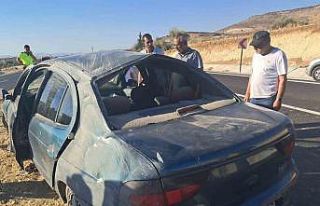 Otomobil taklalar attı, şans eseri yaralanan olmadı