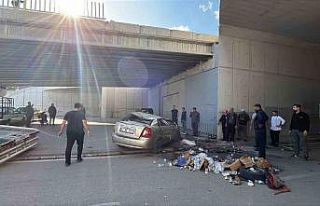 Otomobil üst geçitten yola düştü:: 2 yaralı