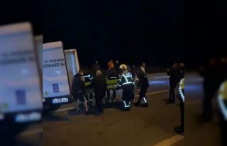 Otomobil, yol temizliği yapan belediye aracına çarptı:...