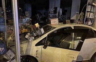 Otomobil züccaciye dükkana daldı: 1 yaralı