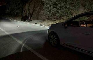 Otomobilin arkadan çarptığı motosiklet yoldan...