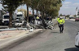 Otomobilin çarptığı araç ikiye bölündü: 1...