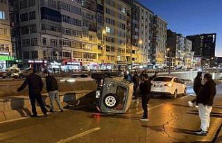 Otomobilin çarptığı cip yan yattı, yol trafiğe...