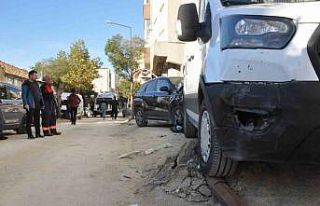 Otomobilin çarptığı kamyonet aydınlatma direğini...