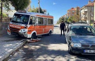 Otomobille çarpışan yolcu minibüsü kaldırıma...