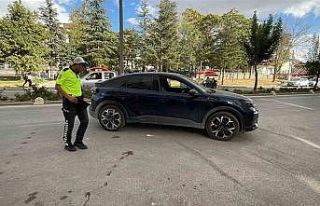 Otomobille elektrikli bisikletin çarpıştığı...