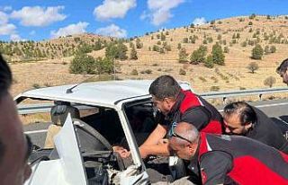 Otomobiller kafa kafaya çarpıştı: 1’i ağır,...
